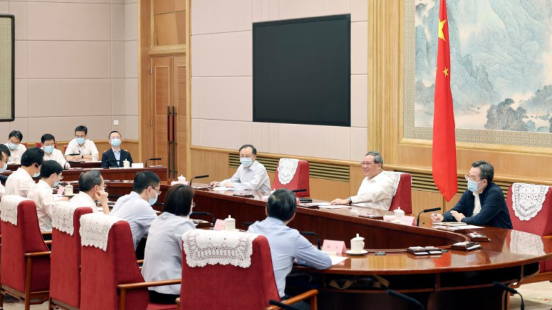 Premiê chinês realiza simpósio sobre situação econômica