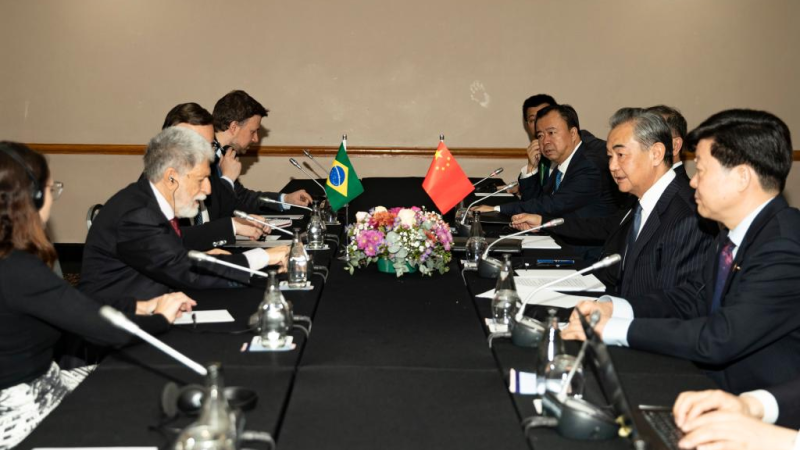 China está pronta para convergir estratégia de desenvolvimento com Brasil, diz Wang Yi