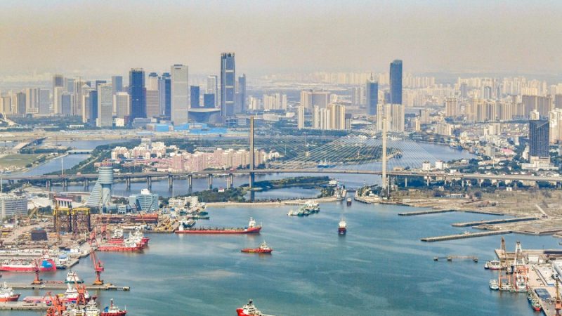 Porto chinês de Tianjin registra movimentação recorde de contêineres no primeiro semestre