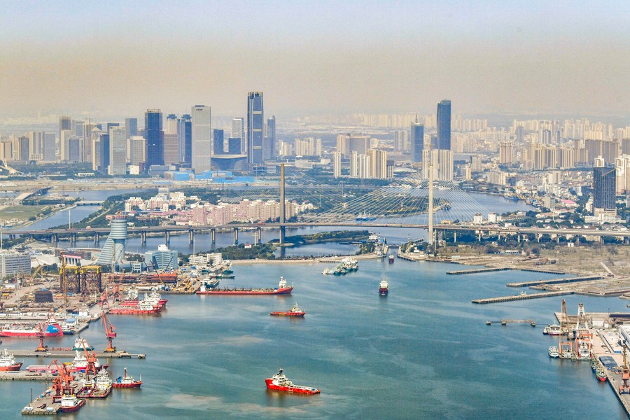 Porto chinês de Tianjin registra movimentação recorde de contêineres no primeiro semestre