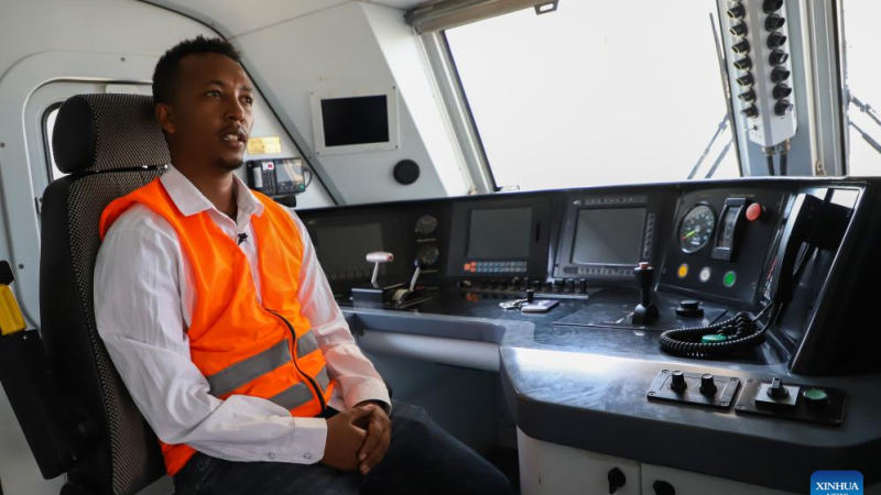 Destaque: Programa de treinamento patrocinado pela China capacita jovens maquinistas na Etiópia