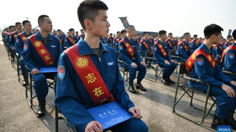Força aérea chinesa recruta número recorde de cadetes em 2023
