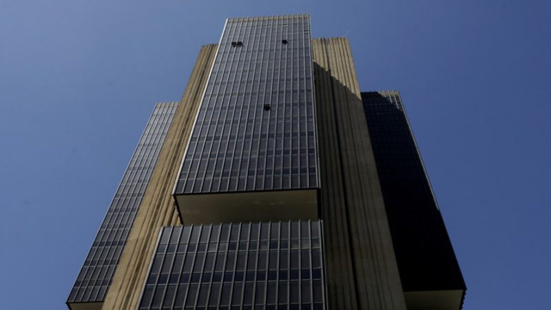BC do Brasil reduz taxa básica de juros para 13,25%, no primeiro corte em três anos