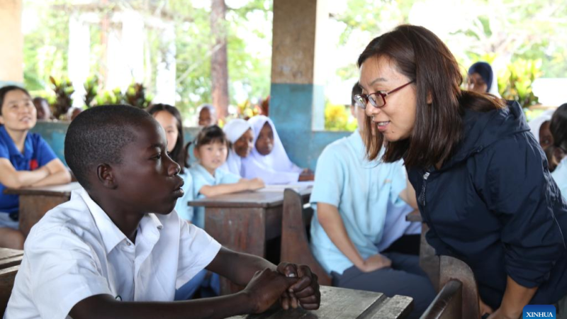 Professora de chinês recebe elogios por ensinar o idioma na Tanzânia