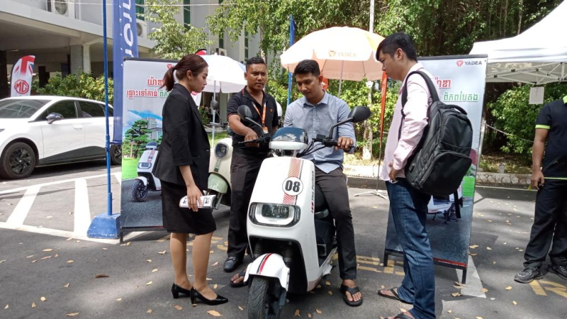 Marcas chinesas de veículos elétricos e scooters se destacam em exposição de mobilidade elétrica do Camboja