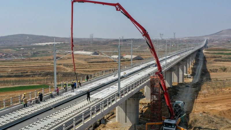  Investimento em ativos fixos da China sobe 3,4% nos primeiros sete meses