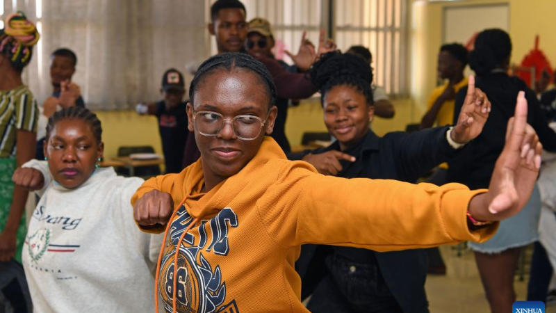 Equipe médica chinesa transmite conhecimento da MTC a estudantes universitários da Namíbia