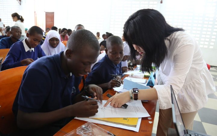 Especialistas chineses capacitam professores de matemática na Tanzânia