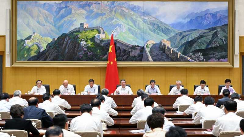 Premiê chinês delineia medidas para atingir metas de trabalho
