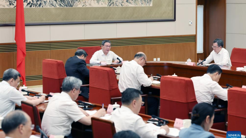 Primeiro-ministro chinês destaca desenvolvimento mais rápido da economia digital