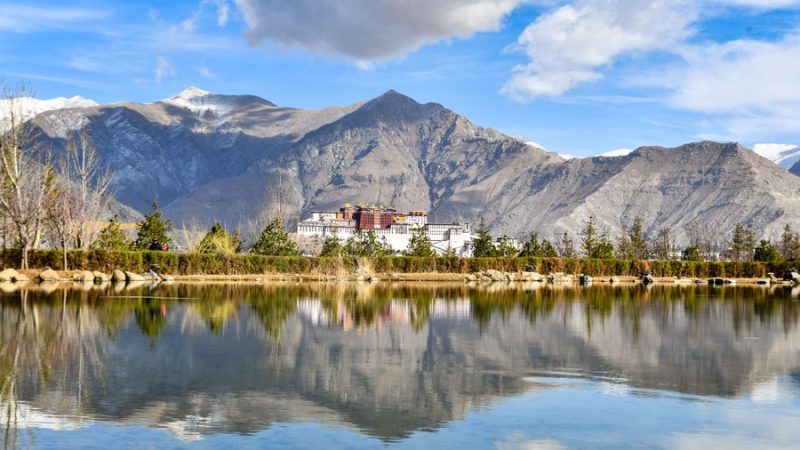 Volume de passageiros aéreos do Tibet excede nível pré-pandemia de janeiro a agosto