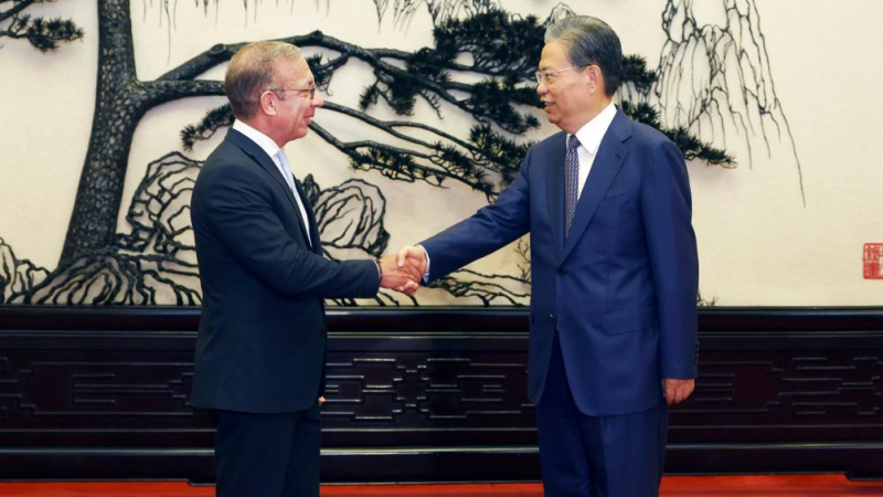 Chefe do Legislativo chinês pede reforço dos laços com União Interparlamentar