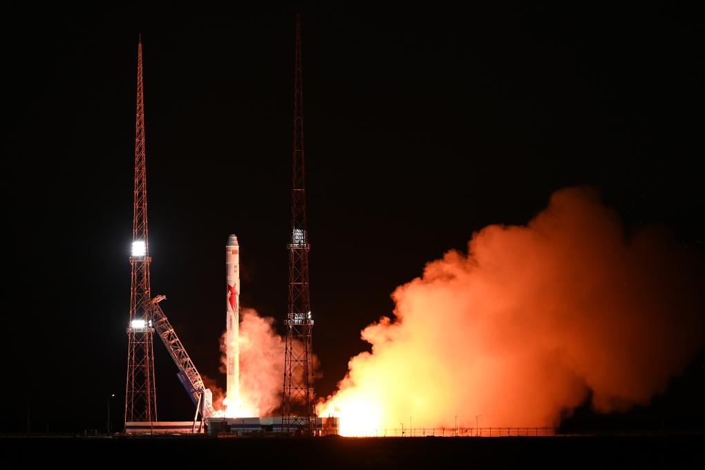 China lança foguete portador de oxigênio líquido-metano Zhuque-2 com três satélites