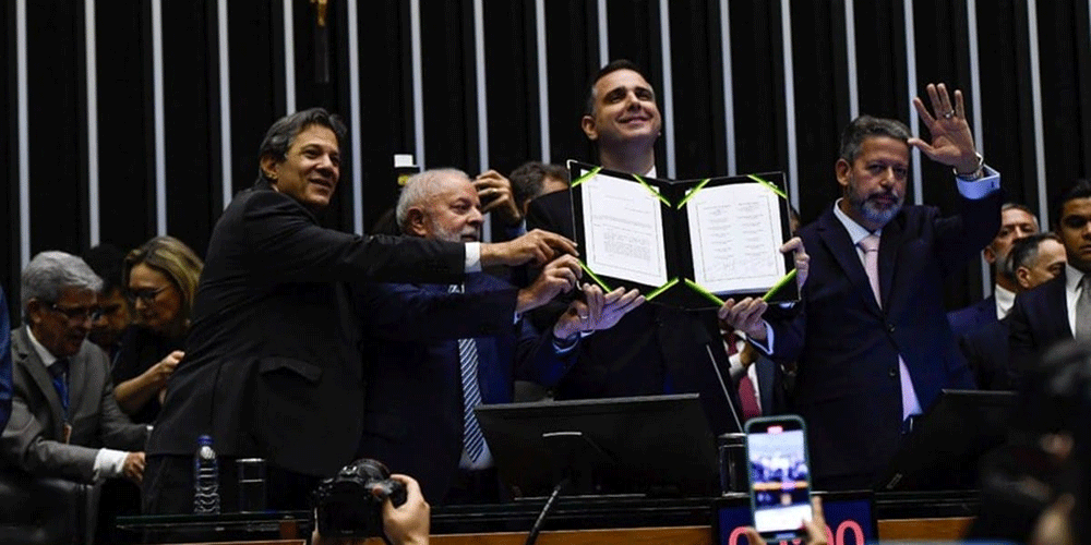 Congresso brasileiro promulga reforma tributária após 30 anos de debates