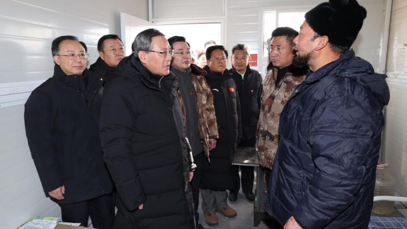 Premiê chinês visita áreas atingidas por terremotos e inspeciona reconstrução pós-desastre e reassentamento