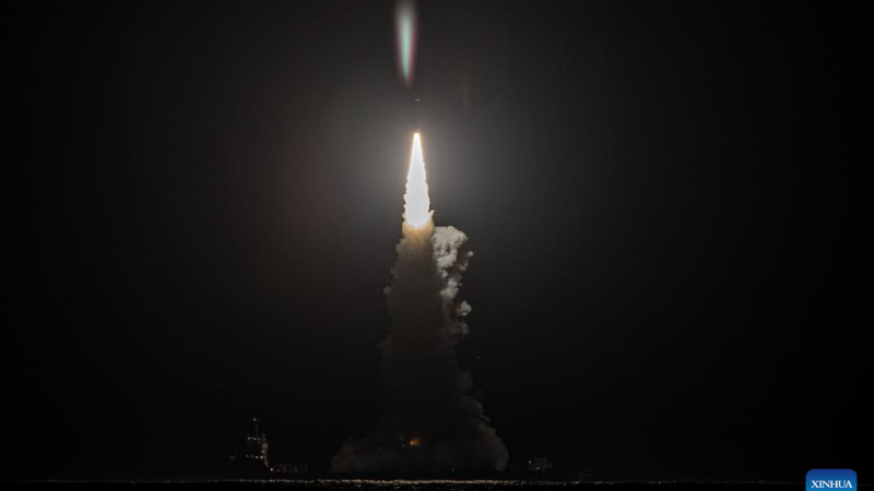 China lança três satélites a partir do mar