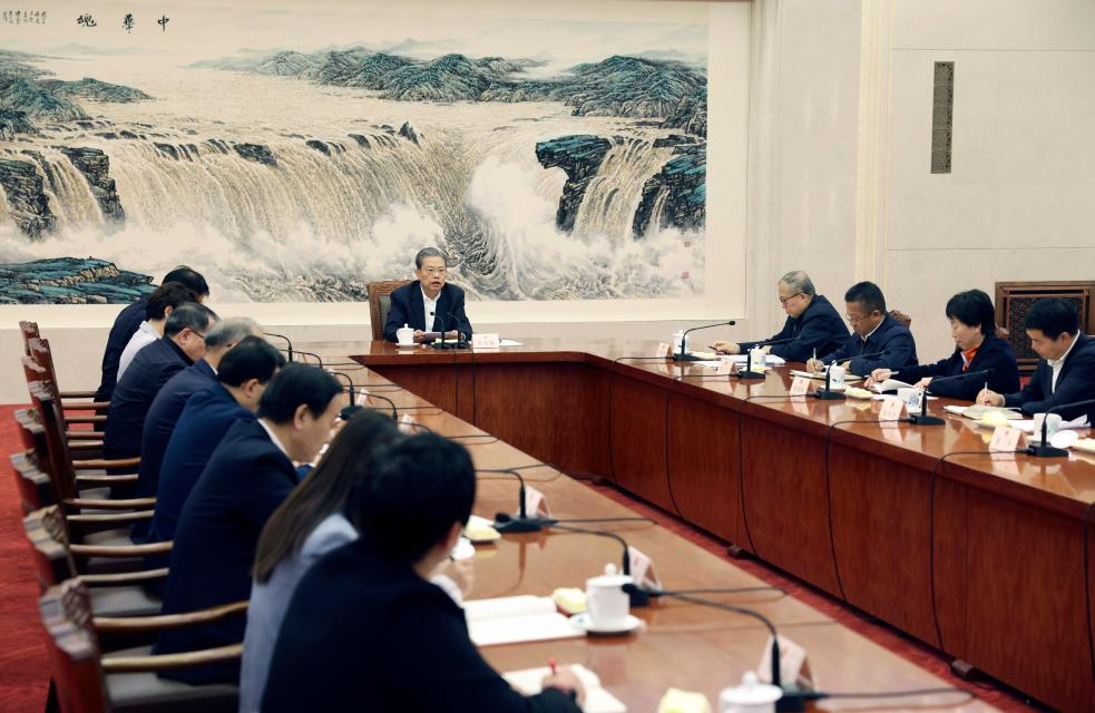 Chefe do Legislativo da China participa de simpósio com legisladores