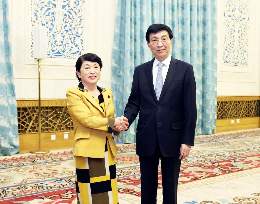 Principal conselheiro político da China se reúne com delegação do Partido Social-Democrata do Japão