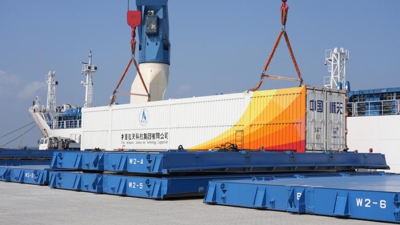 Foguete transportador chega a local de lançamento para enviar ao espaço satélite chinês Queqiao-2