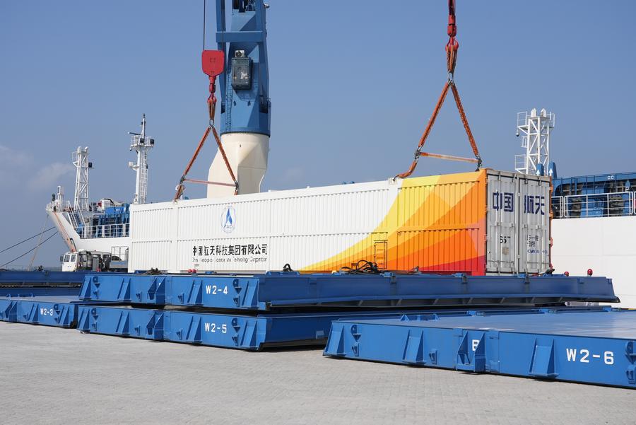 Foguete transportador chega a local de lançamento para enviar ao espaço satélite chinês Queqiao-2