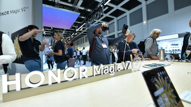 Mercado de celulares dobráveis da China registra expansão em 2023