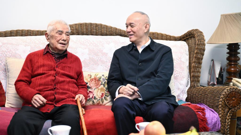 Liderança do PCCh estende cumprimentos festivos a trabalhadores da cultura e cientistas