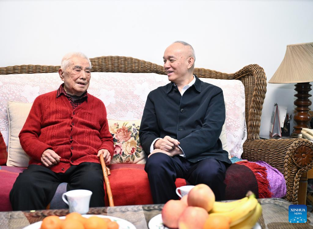 Liderança do PCCh estende cumprimentos festivos a trabalhadores da cultura e cientistas