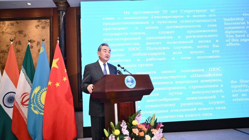Chanceler chinês pede que o papel da Organização de Cooperação de Shanghai seja como “âncora estabilizadora” em meio a turbulências e mudanças