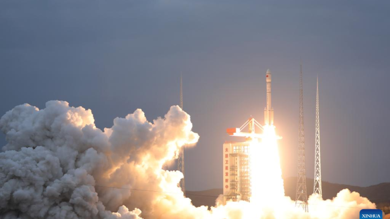 China lança novo satélite para monitorar ambientes atmosférico e espacial
