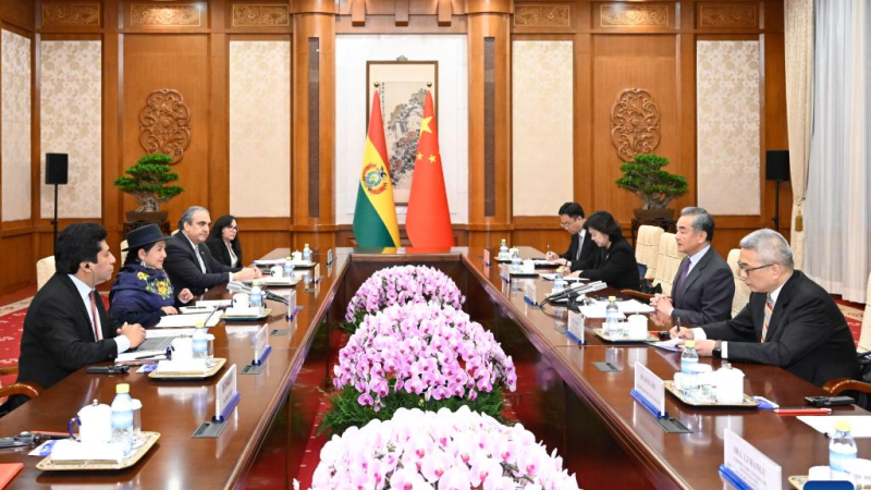 Chanceler chinês mantém conversações com homóloga boliviana