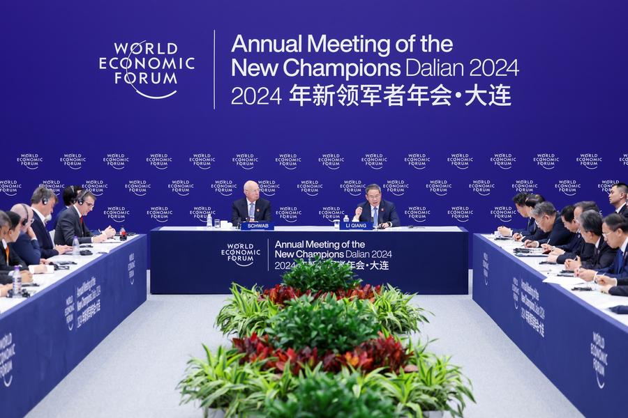 Primeiro-ministro chinês participa de simpósio para representantes de empresas estrangeiras em Davos de Verão