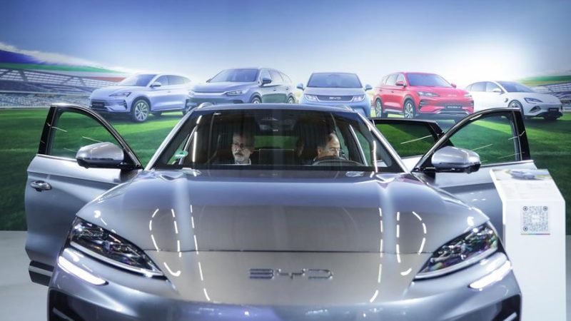 Observatório Econômico: Tarifas da UE sobre EVs chineses aumentam preocupações com guerra comercial