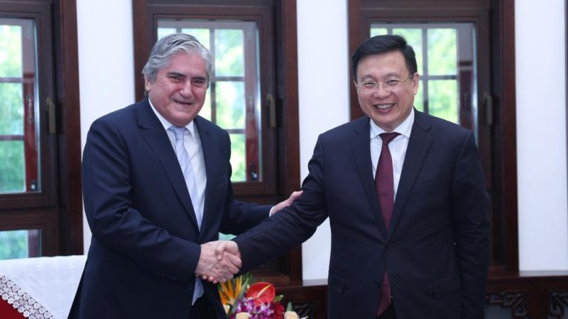 Presidente da Xinhua se reúne com embaixador peruano na China