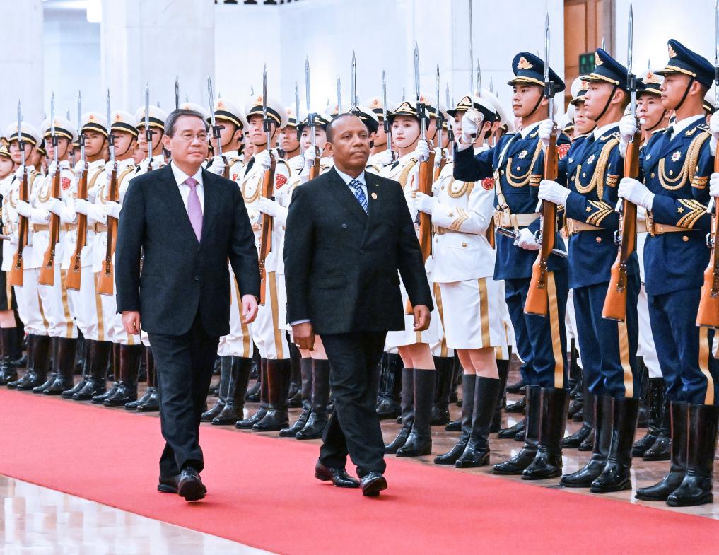(FOCAC) Premiê chinês mantém conversas com seu homólogo de São Tomé e Príncipe