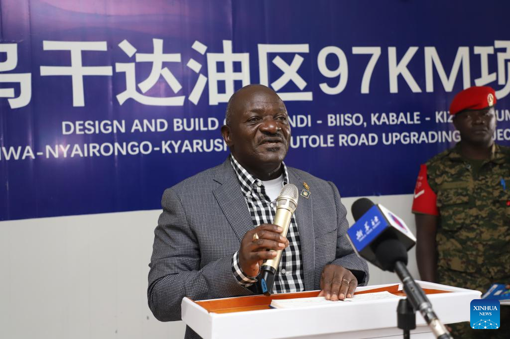 Destaque: Construtores de estradas chinesas ganham crédito em Uganda pelo engajamento da comunidade