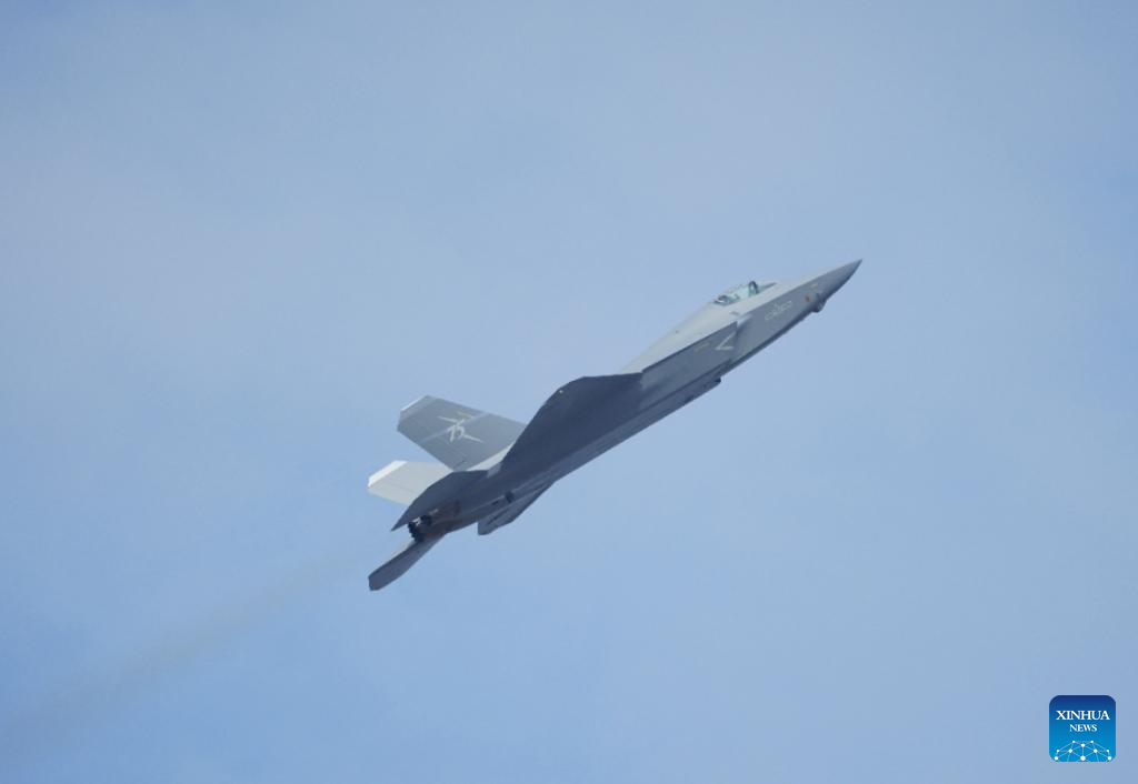 Caças J-15D e J-15T da China farão estreia no show aéreo