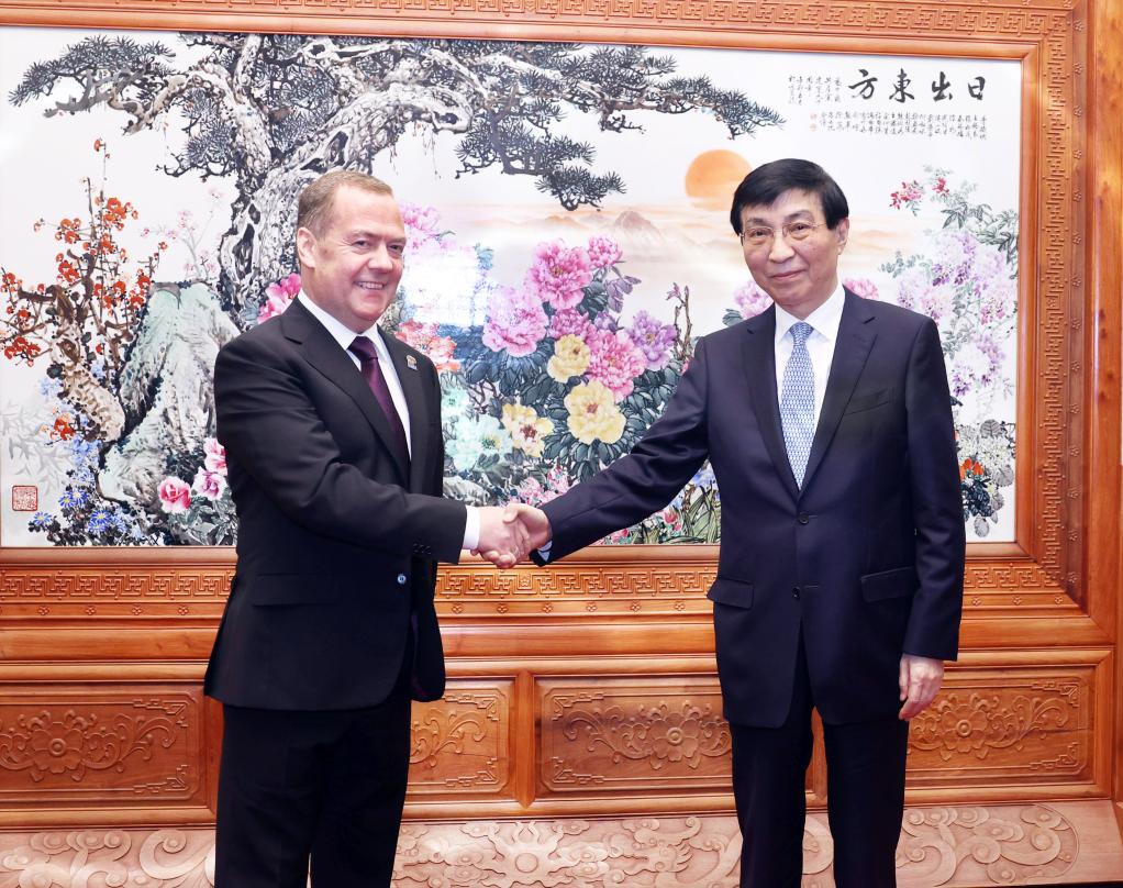 Mais alto conselheiro político da China reúne-se com presidente do partido Rússia Unida