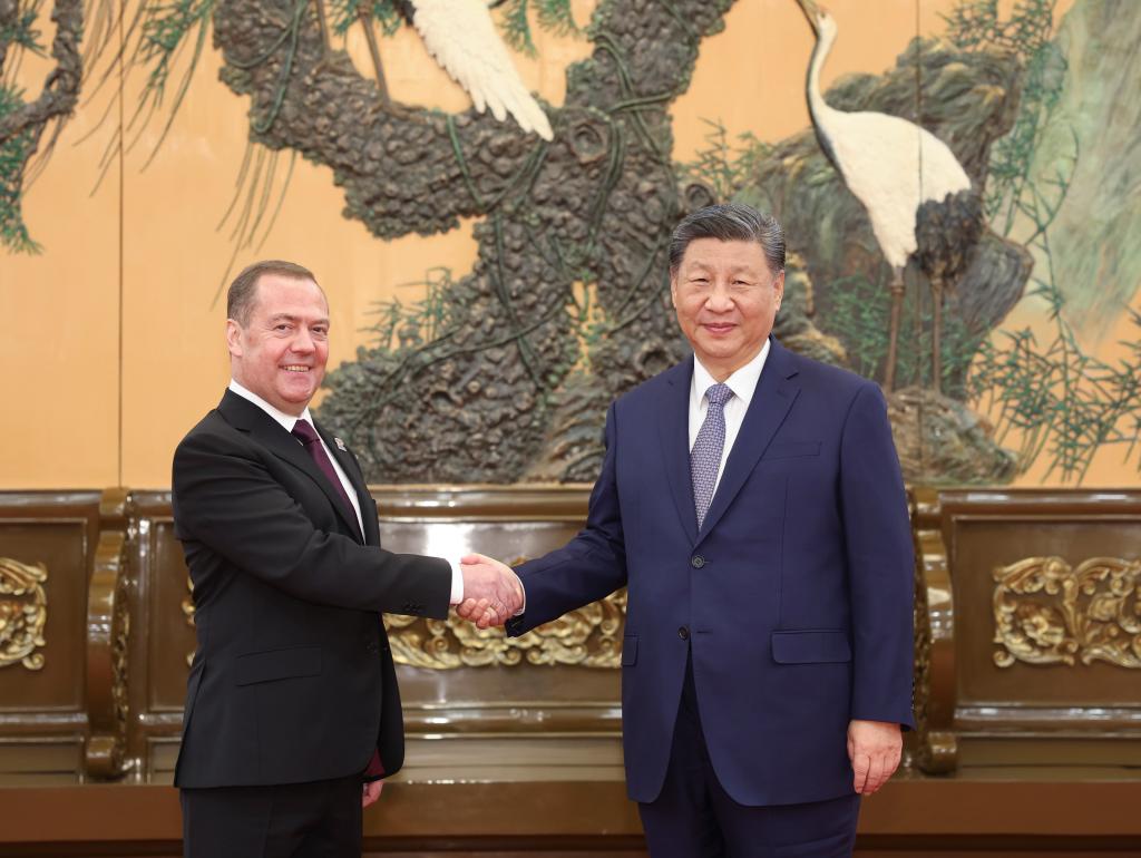 Xi reúne-se com o presidente do partido Rússia Unida, Medvedev