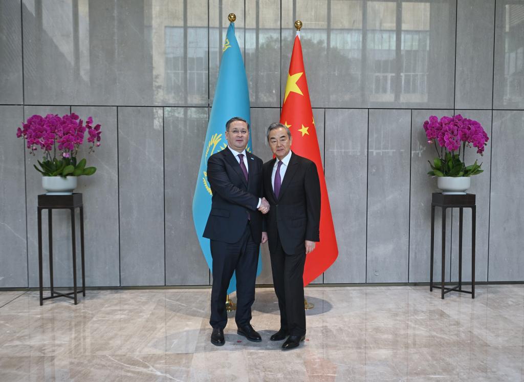 Ministro das Relações Exteriores chinês reuniu-se com homólogos do Cazaquistão, Tajiquistão e Uzbequistão