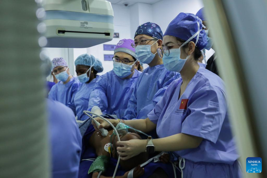 Destaque: Crianças da Tanzânia passam por cirurgias cardiovasculares bem-sucedidas com nova tecnologia pioneira chinesa