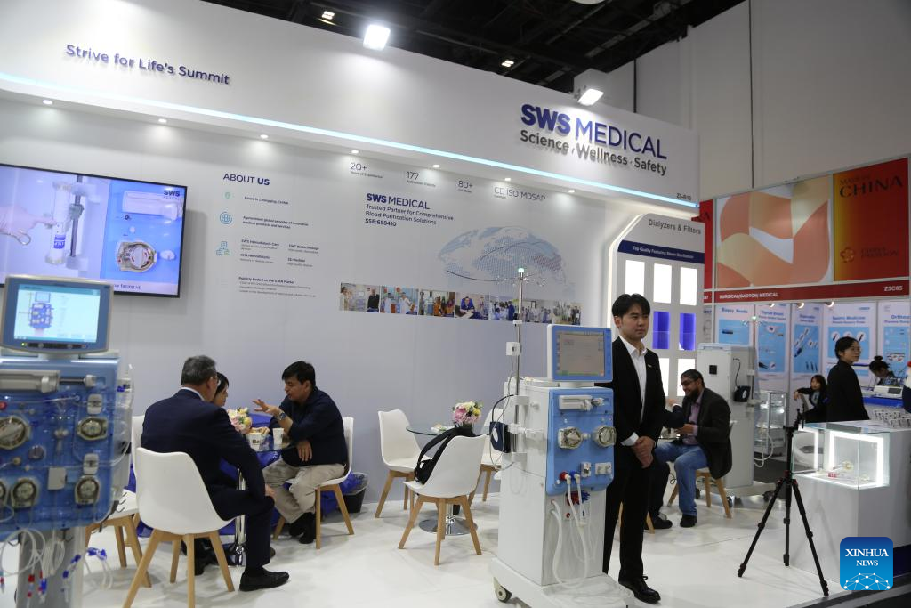 Exposição árabe de saúde mostra inovações chinesas em tecnologia médica