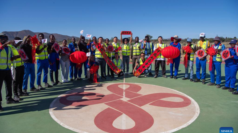Construtora de rodovias chinesa une culturas na celebração da Festa da Primavera na Namíbia