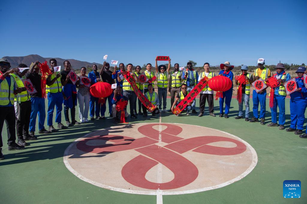 Construtora de rodovias chinesa une culturas na celebração da Festa da Primavera na Namíbia