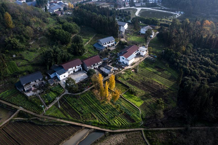 China ampliará e refinará apoio político para residentes de baixa renda e áreas subdesenvolvidas