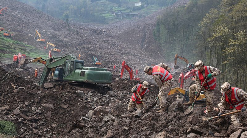 Equipes de resgate correm contra tempo para encontrar sobreviventes após deslizamento de terra no sudoeste da China
