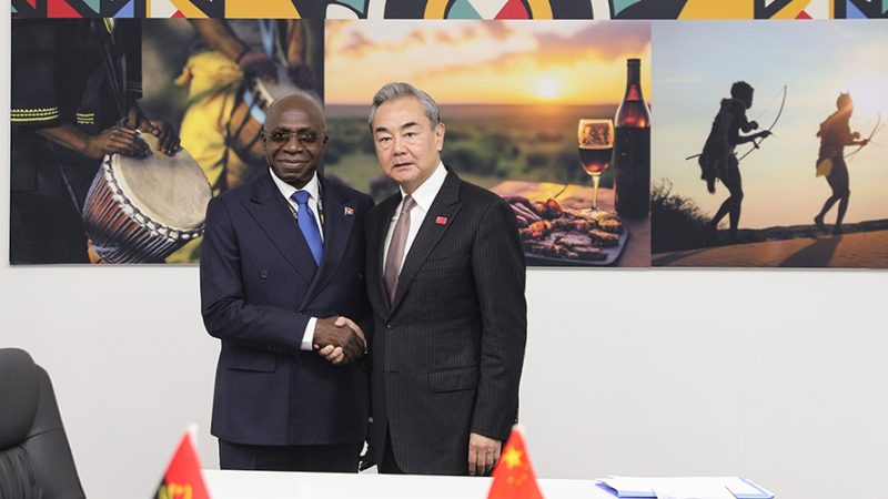Chanceleres da China e de Angola reúnem-se sobre laços bilaterais