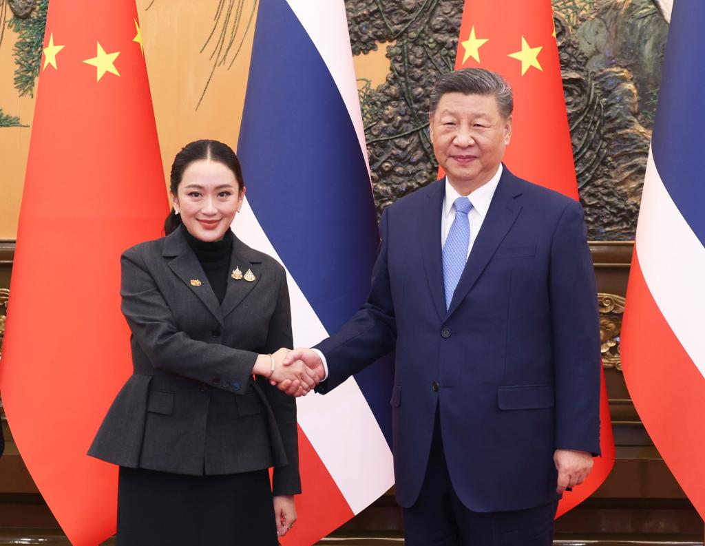 Xi reúne-se com primeira-ministra tailandesa em Beijing