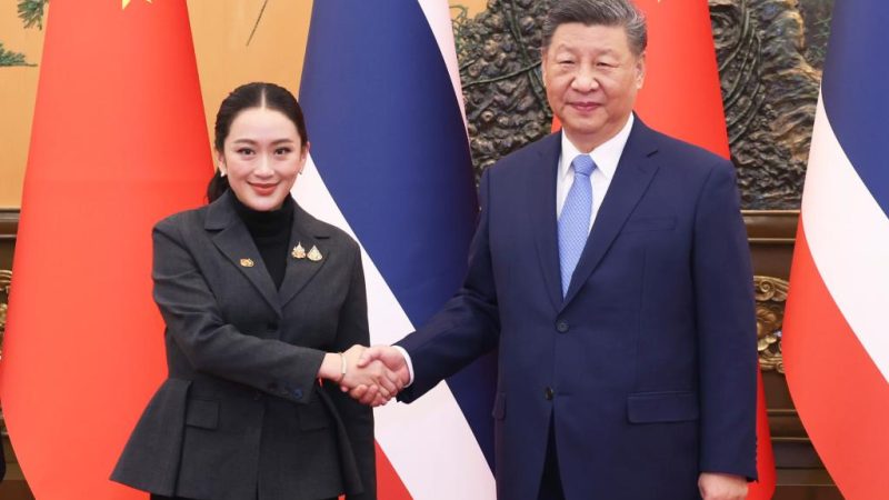 Xi reúne-se com primeira-ministra tailandesa em Beijing