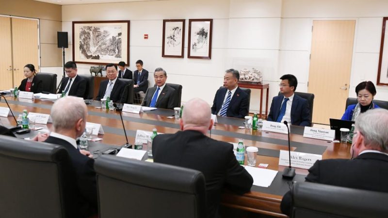 Chanceler chinês pede que China e EUA encontrem maneira certa para se darem bem