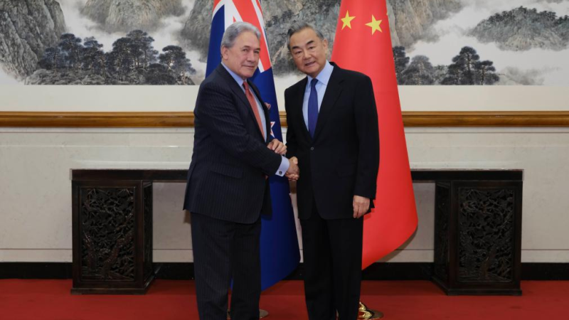 Chanceler chinês realiza conversas com vice-primeiro-ministro da Nova Zelândia